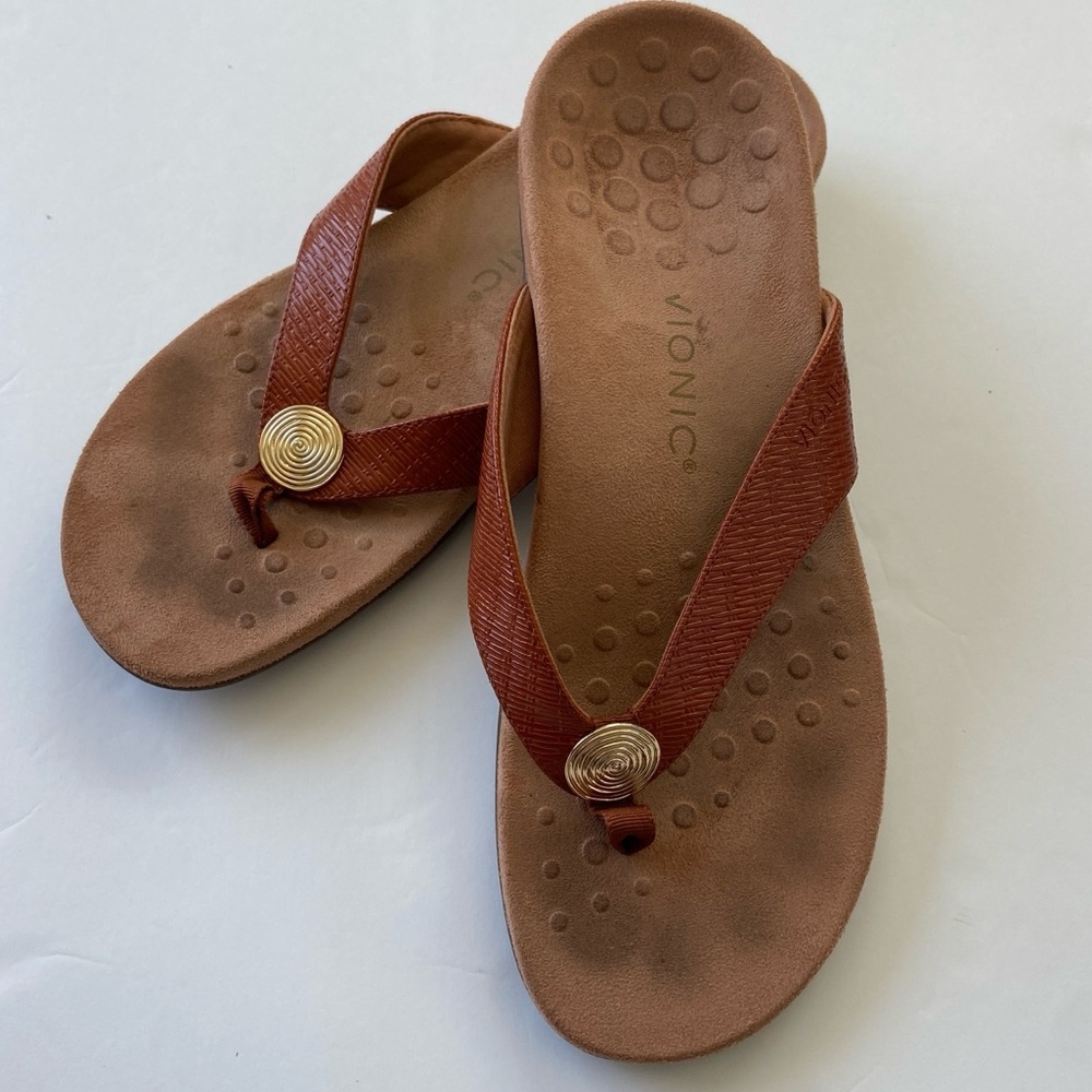 Vionic "Hilda" Flip Flop Sandals Rust Brown w/Gold Scroll Button Size 10 - EUC